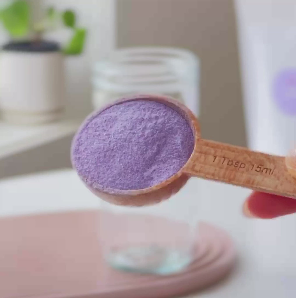 3 tablespoons of taro milk tea powder poured into clear glass reusable Retea cup, added one tablespoon of lactose-free creamer, added 250ml of hot water, stir until well mixed, add 250ml of ice, put on non-leak plastic lid and shake until milk tea cools, add cooked tapioca, stir with rainbow stainless steel boba straw