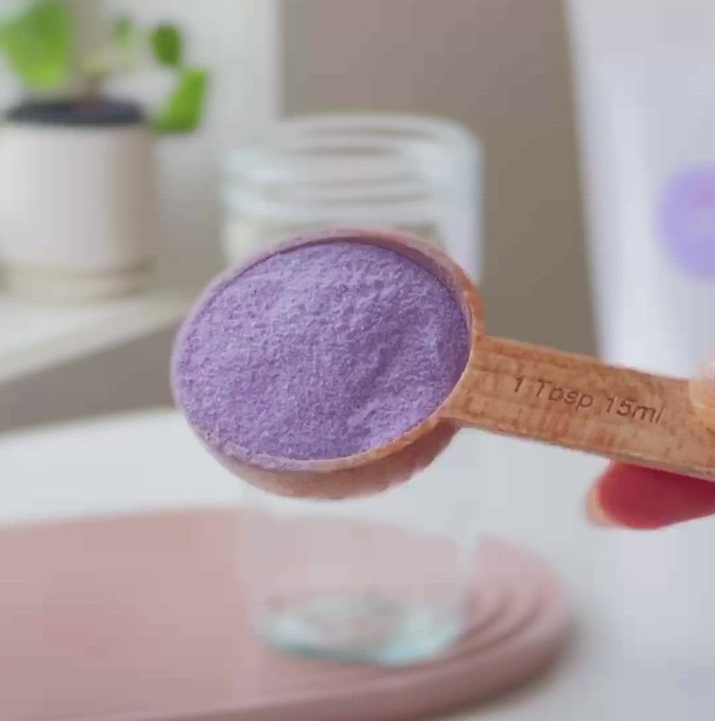 Video: 3 tablespoons of taro milk tea powder poured into clear glass reusable Retea cup, added one tablespoon of lactose-free creamer, added 250ml of hot water, stir until well mixed, add 250ml of ice, put on non-leak plastic lid and shake until milk tea cools, add cooked tapioca, stir with rainbow stainless steel boba straw